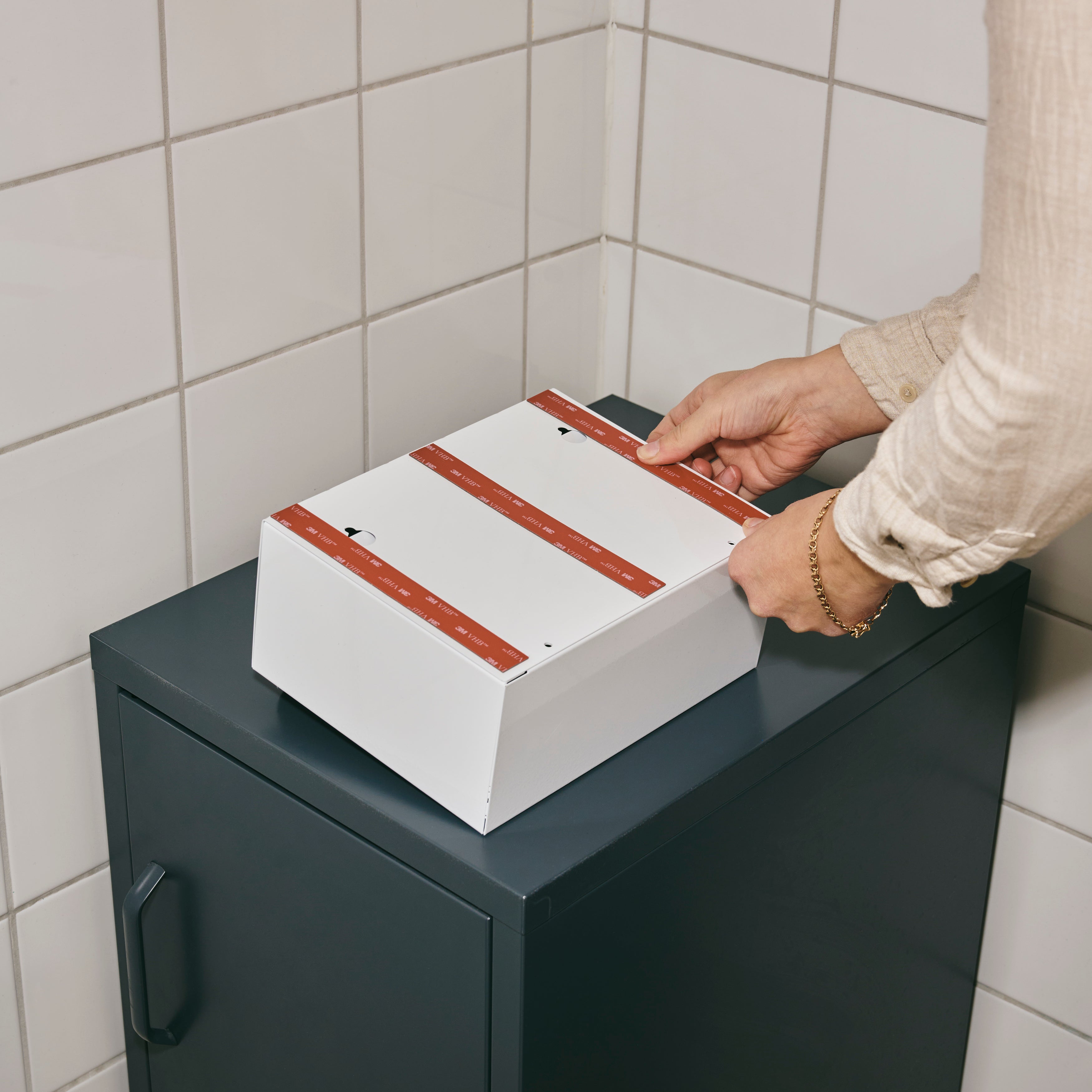 Klisterkit för montering på vägg