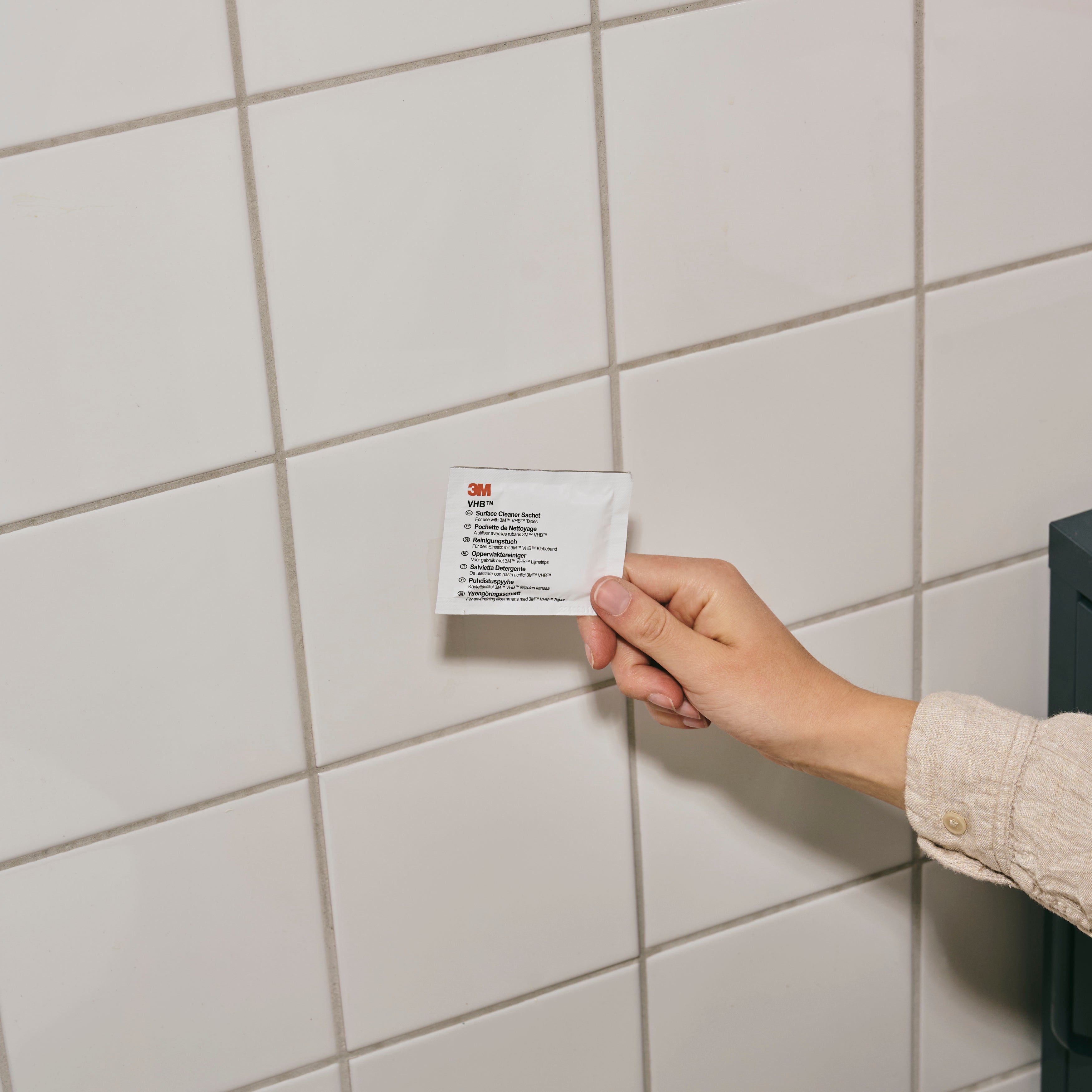 Klisterkit för montering på vägg