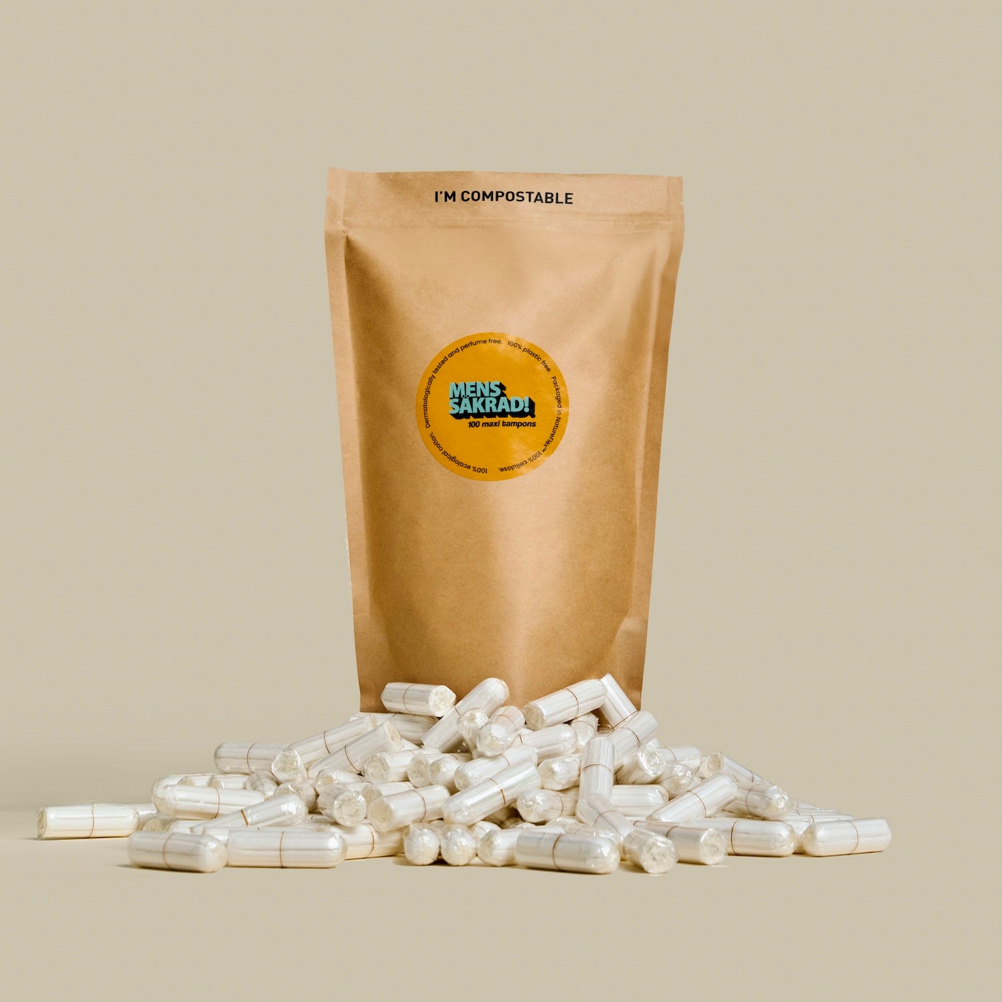 Plustamponger i ekologisk bomull förpackade om 100 stycken i en brun komposterbar påse. 